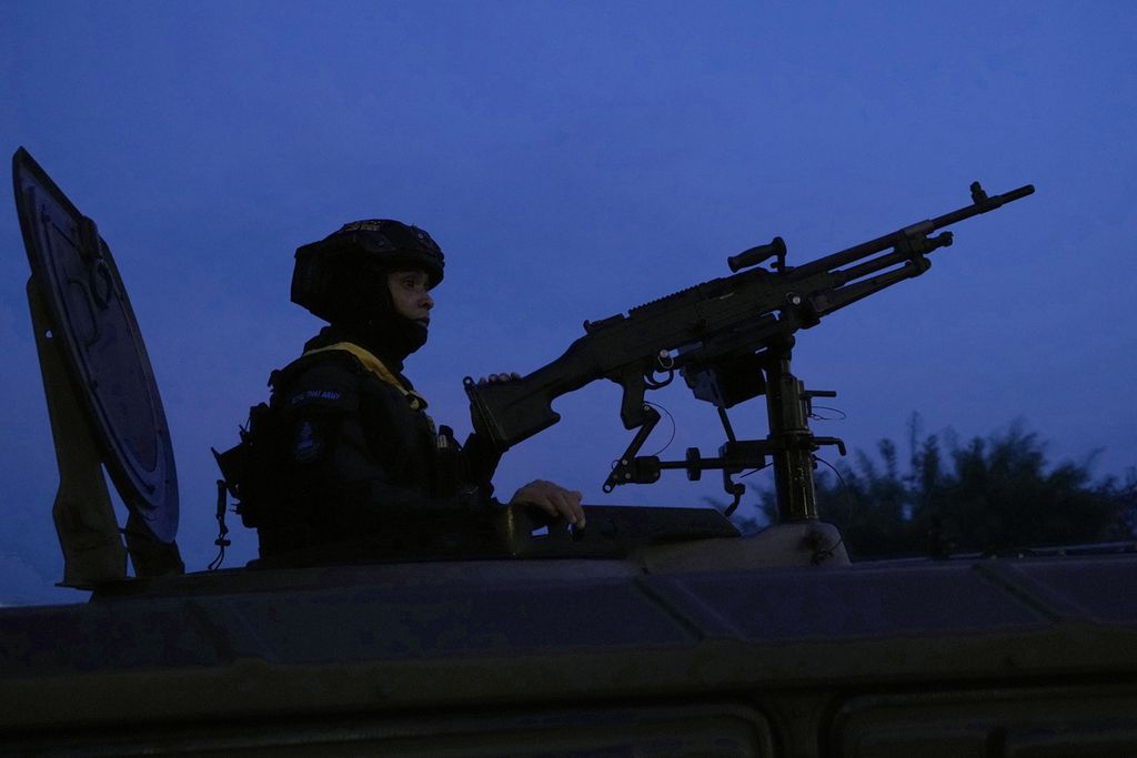 A member of the Thai troops stands guard on his vehicle equipped with weapons in Maesot, Tak Province, Thailand, Saturday (13/4/2024).