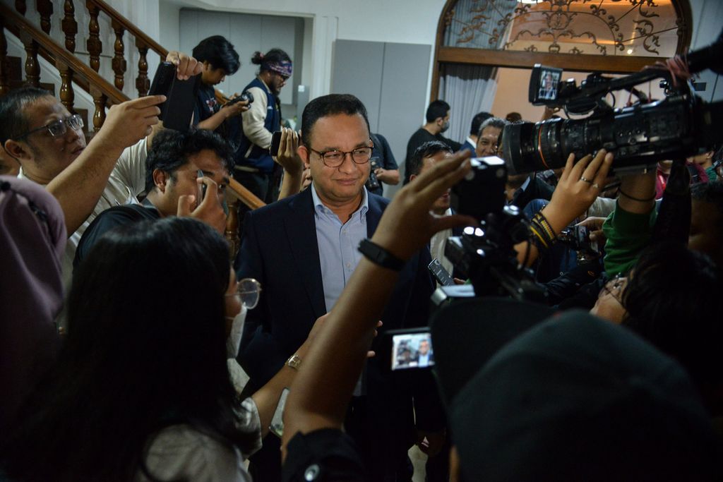 Wartawan saling melempar pertanyaan kepada bakal calon presiden Anies Baswedan di Sekretariat Perubahan, Jalan Brawijaya X, Jakarta Selatan, Selasa (30/5/2023). 