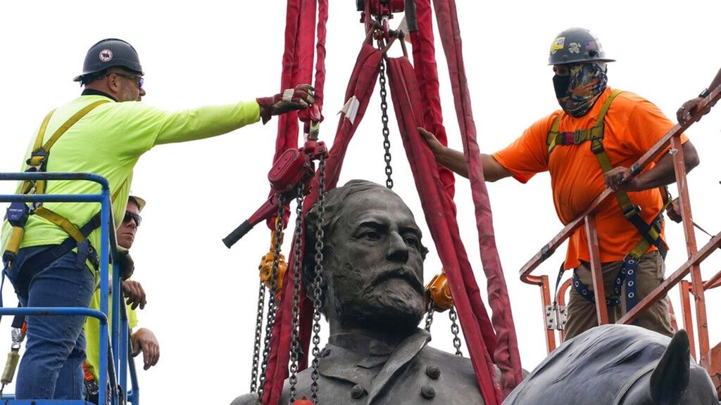 Patung Jenderal Konfederasi Robert E Lee telah lama menjadi subyek kontroversi. Sejumlah kalangan tidak setuju dengan keberadaannya karena dinilai menjadi bentuk penghargaan terhadap pemimpin militer yang berjuang untuk melestarikan perbudakan di sebuah kota yang pernah menjadi Ibu Kota Konfederasi. 