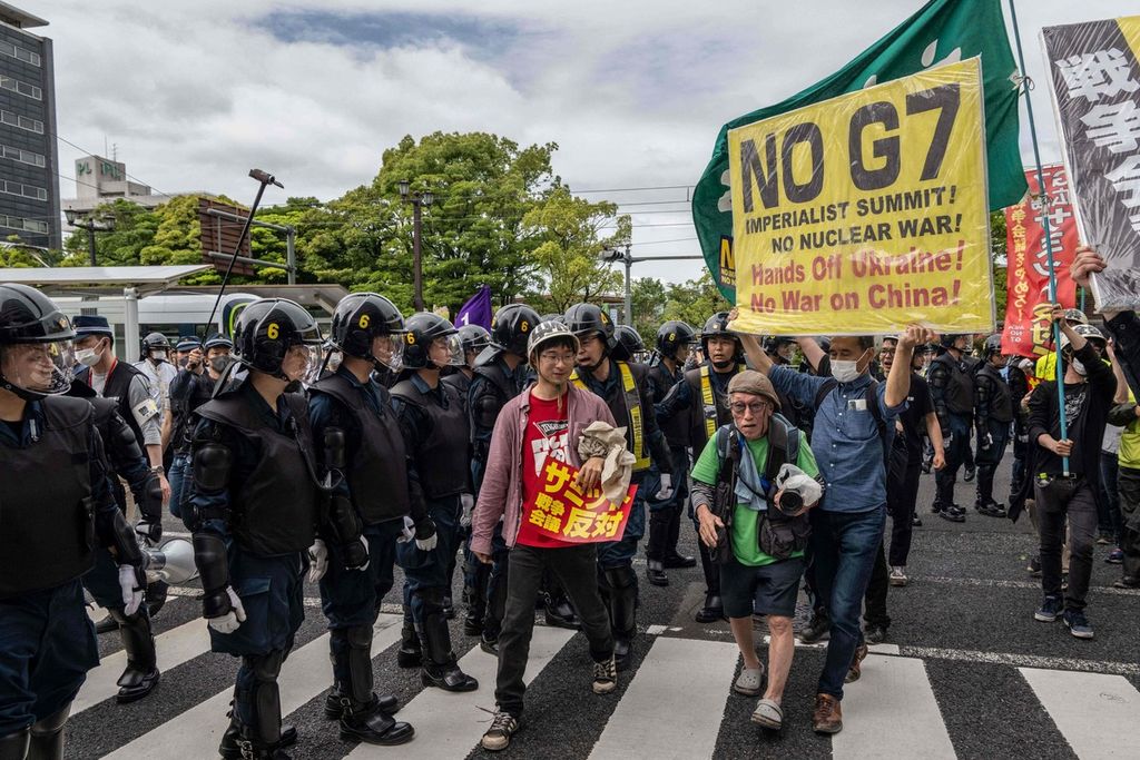 Pengunjuk rasa anti-G7 berunjuk rasa di sebuah ruas jalan di Hiroshima, Jepang, Jumat (19/5/2023). 