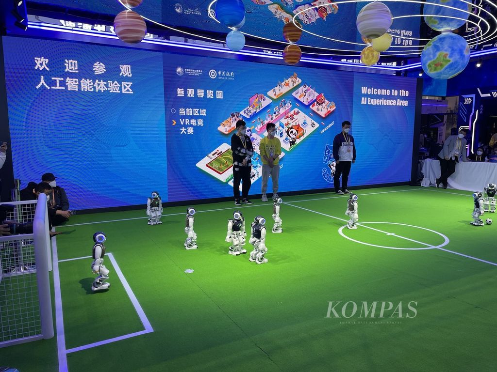 Robot-robot yang dioperasikan dengan teknologi kecerdasan buatan (AI) ini dipertunjukkan di stan AI di China International Import Expo, Minggu (6/11/2022), di Shanghai.