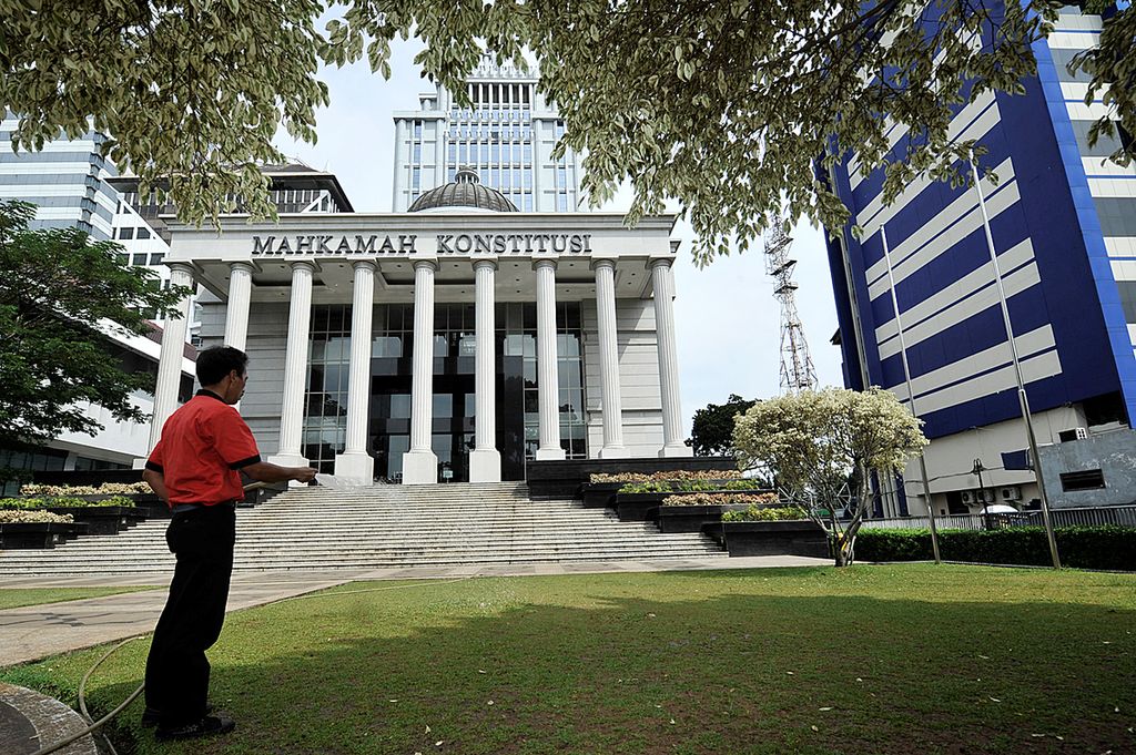Pekerja menyirami rumput taman di halaman gedung Mahkamah Konstitusi (MK), Jakarta, Kamis (31/7/2014). MK akan menggelar sidang perdana perselisihan hasil Pemilihan Umum Presiden-Wakil Presiden 2014 pada 6 Agustus 2014