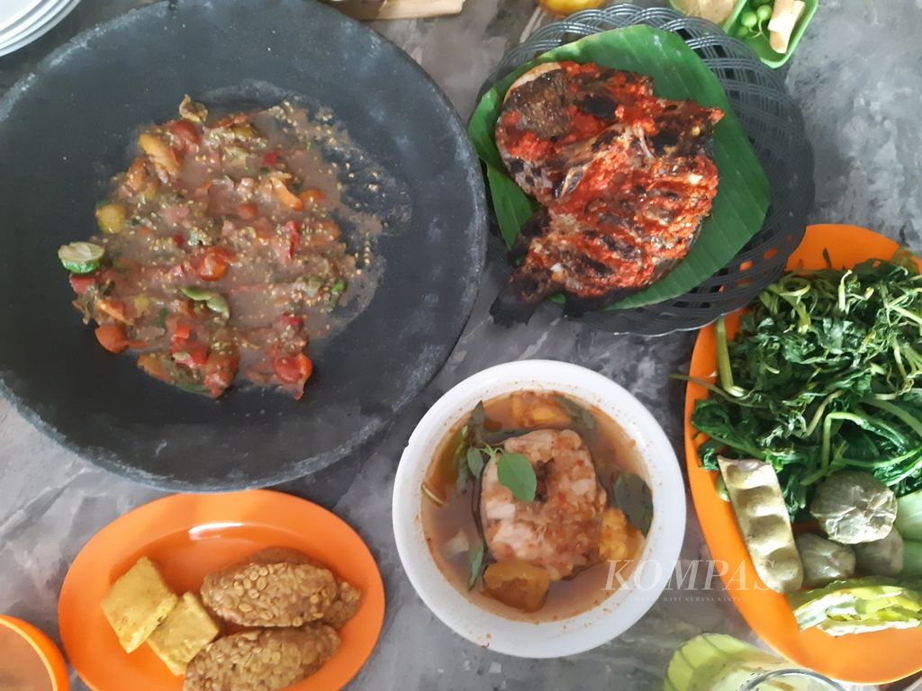 Menu makanan sambel seruit, ikan pindang, ikan bakar, tahu, tempe, dan aneka lalapan disajikan di Rumah Makan Sambal Seruit Buk Lin, di Bandar Lampung, Selasa (5/12/2023).