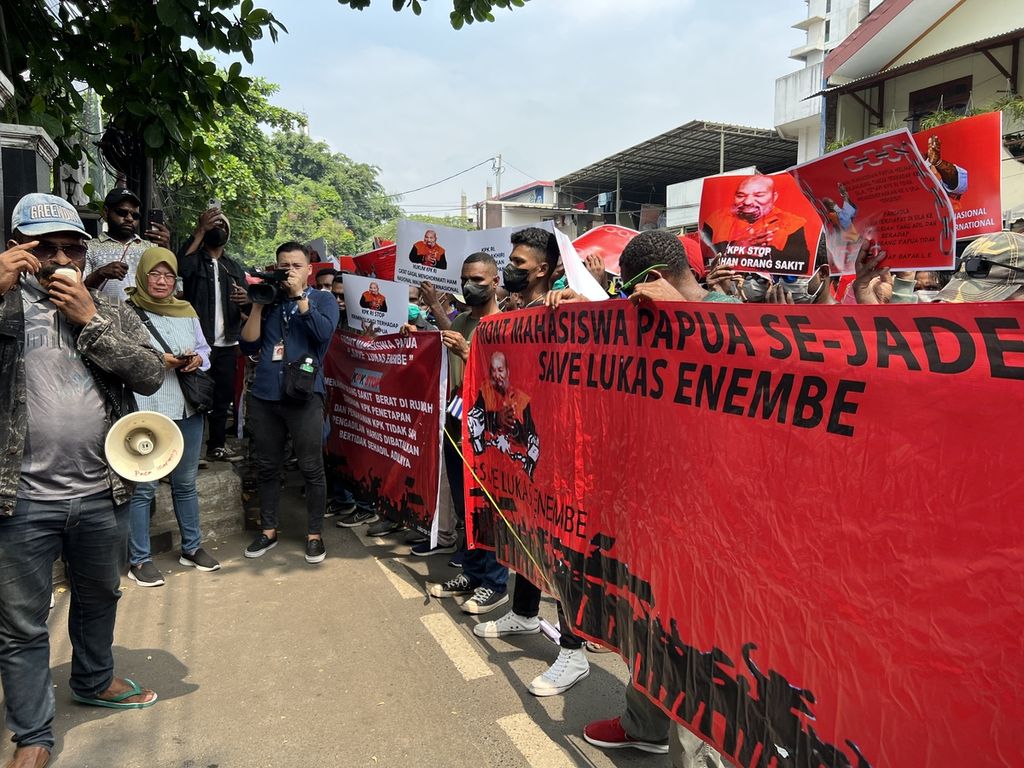 Sekitar 50 orang yang tergabung dalam Front Mahasiswa Papua melakukan aksi di depan Pengadilan Negeri Jakarta Selatan. Aksi tersebut dilakukan sebelum sidang praperadilan Lukas dimulai, Rabu (3/5/2023).