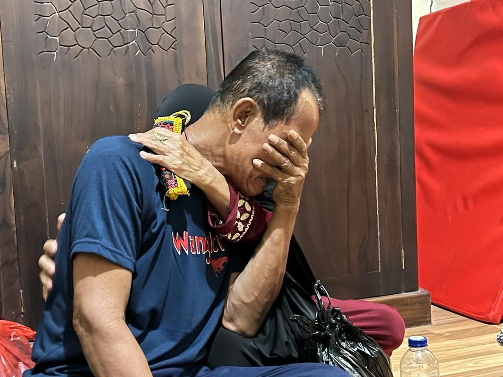Naharuddin menangis dipeluk kerabatnya di sebuah penginapan di Kabupaten Pangkep, Sulawesi Selatan, Minggu (29/5/2022) malam. Naharuddin adalah salah satu korban selamat KM Ladang Pertiwi yang tenggelam di Selat Makassar.