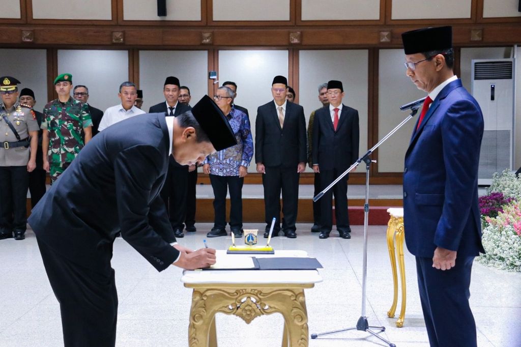  DKI Jakarta kini memiliki sekretaris daerah baru, Joko Agus Setyono, yang dilantik Penjabat Gubernur DKI Jakarta Heru Budi Hartono, Rabu (15/2/2023), di Balai Kota DKI Jakarta.