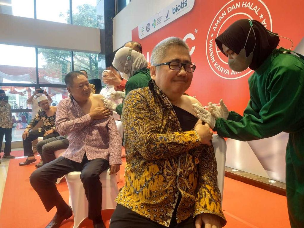 Direktur Utama PT Biotis FX Sudirman saat menjalani proses vaksinasi di dalam gedung PT Biotis Pharmaceuticals Indonesia, Gunung Sindur, Kabupaten Bogor, Jawa Barat, Selasa (30/5/2023).