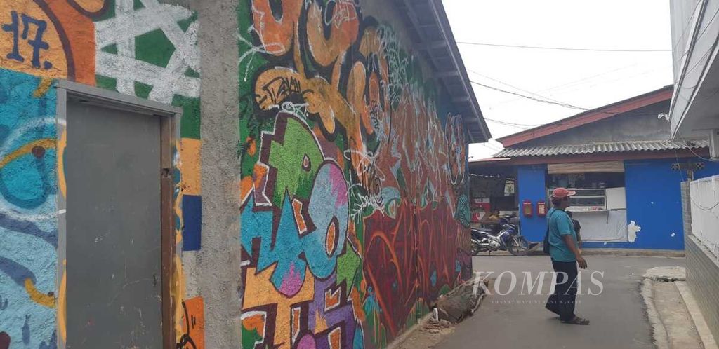 Tembok rumah di RT 005 RW 002. Kampung Bulak Miring, Kelurahan Sawah, Kecamatan Ciputat, Tangerang Selatan, Banten, yang digambari grafiti oleh Folker Lukas Adi Wijoyo. Tembok yang dekil menjadi berwarna. Foto diambil Rabu (1/11/2023) siang.