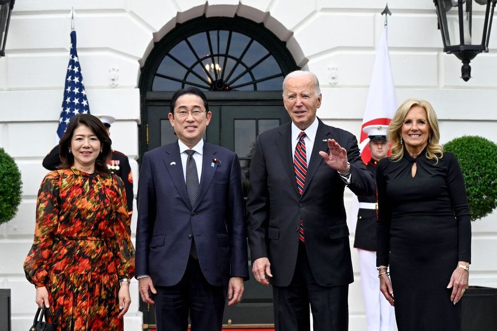 Presiden Amerika Serikat Joe Biden didampingi istrinya, Jill, berpose bersama Perdana Menteri Jepang Fumio Kishida dan pasangannya, Yuko, di Gedung Putih, Washington DC, Selasa (9/4/2024). 