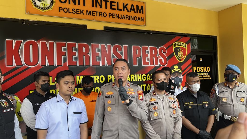 Jajaran polisi saat mengungkap kasus pembunuhan berencana. Kapolsek Metro Penjaringan Komisaris M Probandono Bobby Danuardi (tengah) saat konferensi pers di Polsek Metro Penjaringan, Jakarta Utara, Senin (9/1/2023).