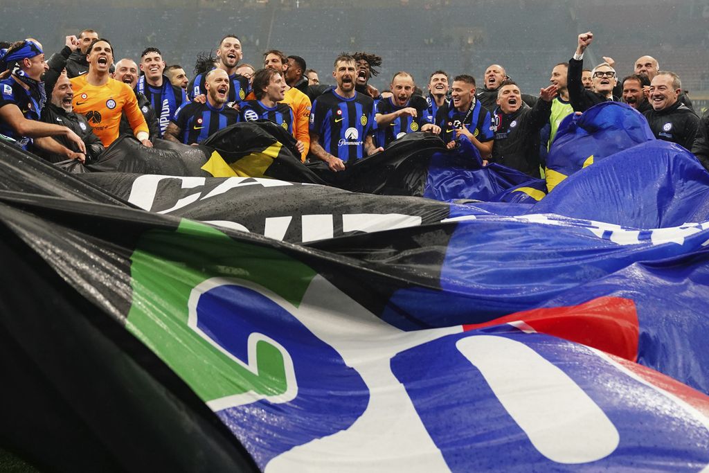 Para pemain Inter Milan merayakan keberhasilan mengalahkan AC Milan dan sekaligus memastikan meraih gelar juara Liga Italia ke-20 seusai laga di Stadion San Siro, Milan, Italia, Selasa (23/4/2024) dini hari WIB.
