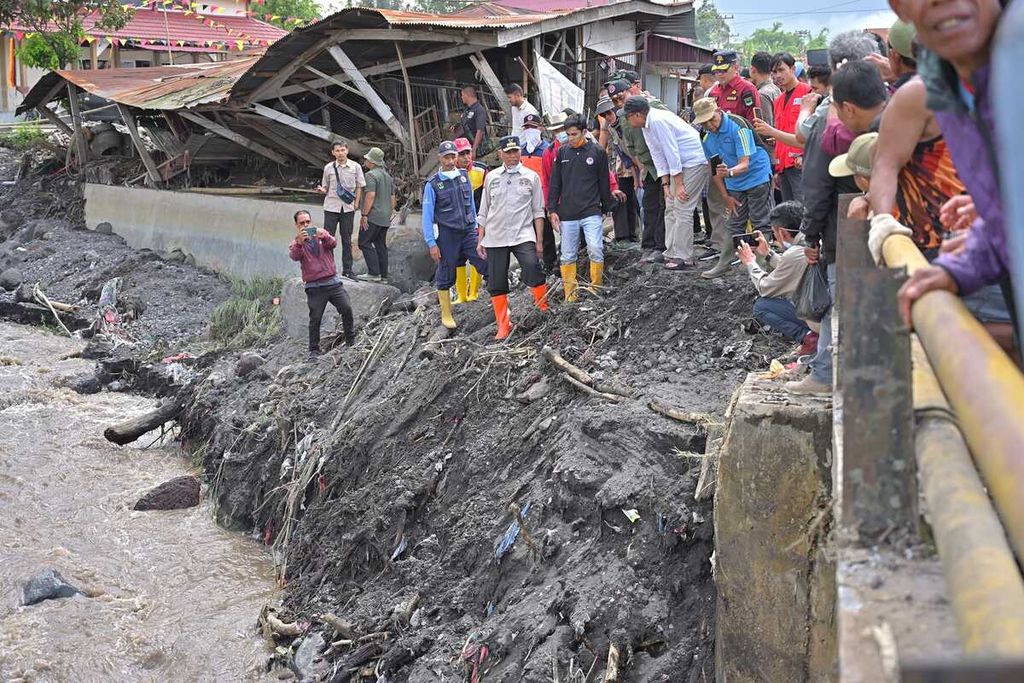 Gubernur Sumatera Barat Mahyeldi (ketujuh dari kiri) memantau kondisi sungai setelah banjir lahar hujan dari Gunung Marapi di Nagari Bukik Batabuah, Kecamatan Canduang, Kabupaten Agam, Sumatera Barat, Sabtu (6/4/2024).