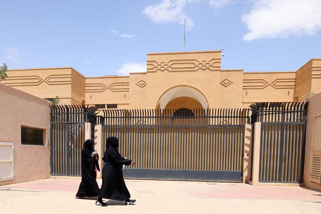 Dua perempuan berjalan di depan kantor Kedutaan Besar Iran yang masih tertutup di kompleks diplomatik, Riyadh, Arab Saudi, 11 April 2023. Delegasi Iran tengah berada di Arab Saudi guna memproses upaya pembukaan kembali kantor-kantor misi perwakilan Iran di negara itu. 