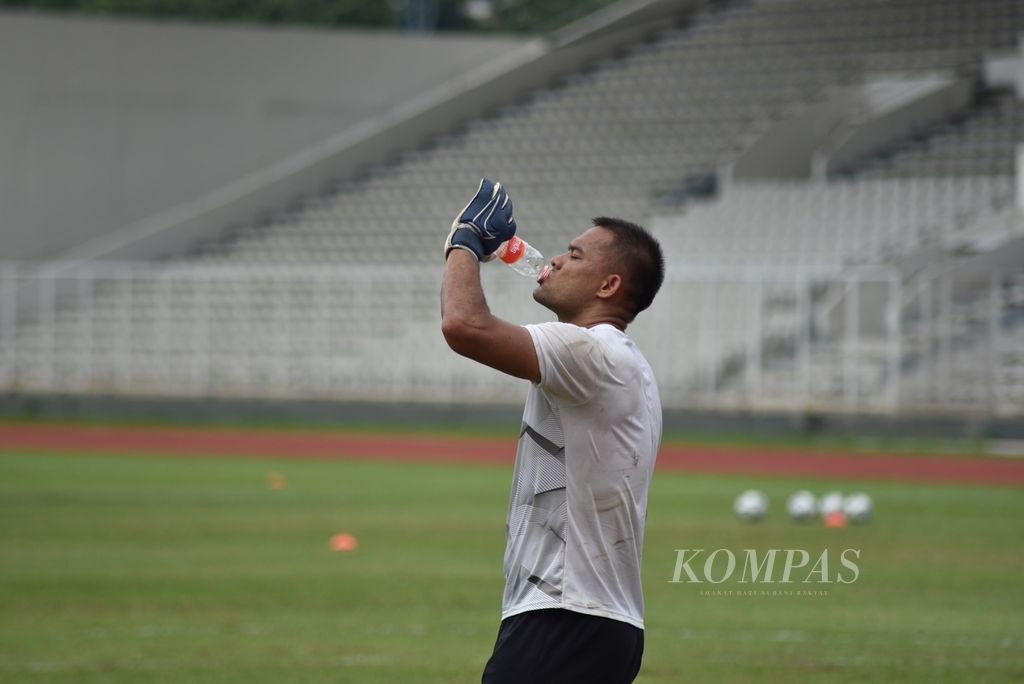 Kiper Persija, Andritany Ardhiyasa, saat berlatih membela timnas sepak bola Indonesia di Stadion Madya Senayan, Jakarta, Selasa (18/2/2020). 