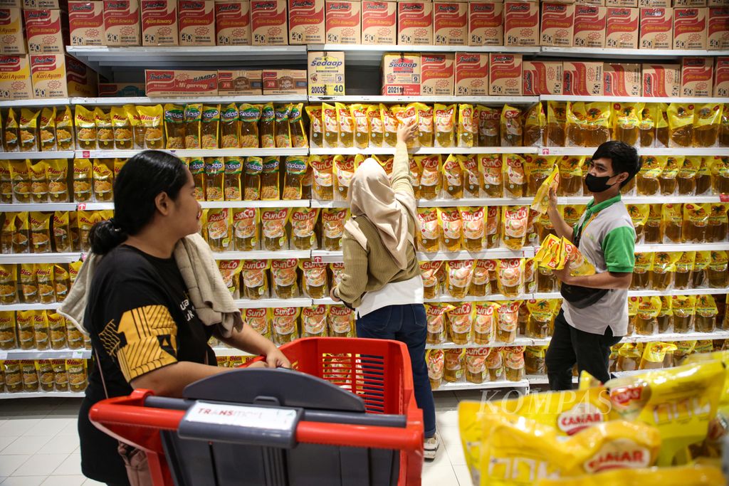 Pengunjung berbelanja minyak goreng di supermarket ritel Transmart di Jakarta, Rabu (8/11/2023). 