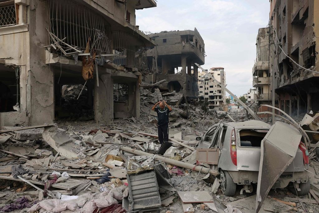 Berbagai bangunan dan benda lain di kawasan Rimal, Gaza hancur akibat serangan udara Israel sejak Minggu (8/10/2023). Kawasan itu menjadi salah satu target utama serangan udara Israel beberapa hari terakhir. Sebelum kembali dihancurkan Israel, Rimal kerap dijuluki sebagai "Jantung Gaza".