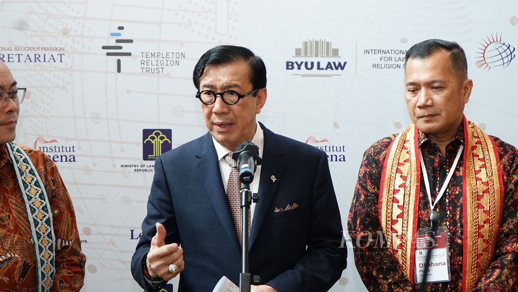 Menteri Hukum dan Hak Asasi Manusia Yasonna H Laoly memberikan keterangan pers setelah membuka Konferensi Internasional tentang Literasi Agama Lintas Budaya di Hotel Indonesia Kempinski, Jakarta, Senin (13/11/2023).