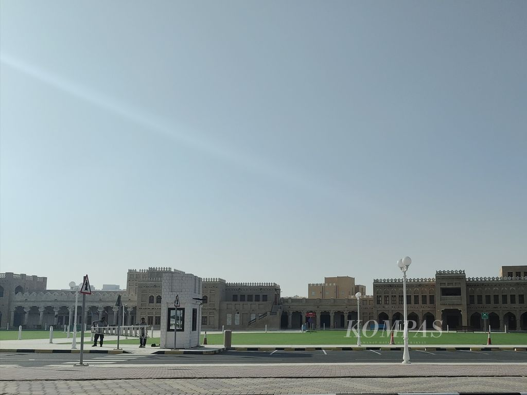 Suasana pertokoan di kota Al Khor, Jumat (2/12/2022). Kota Al Khor sangat sunyi di pagi hari akibat mayoritas masyarakat baru beraktivitas setelah siang hari.
