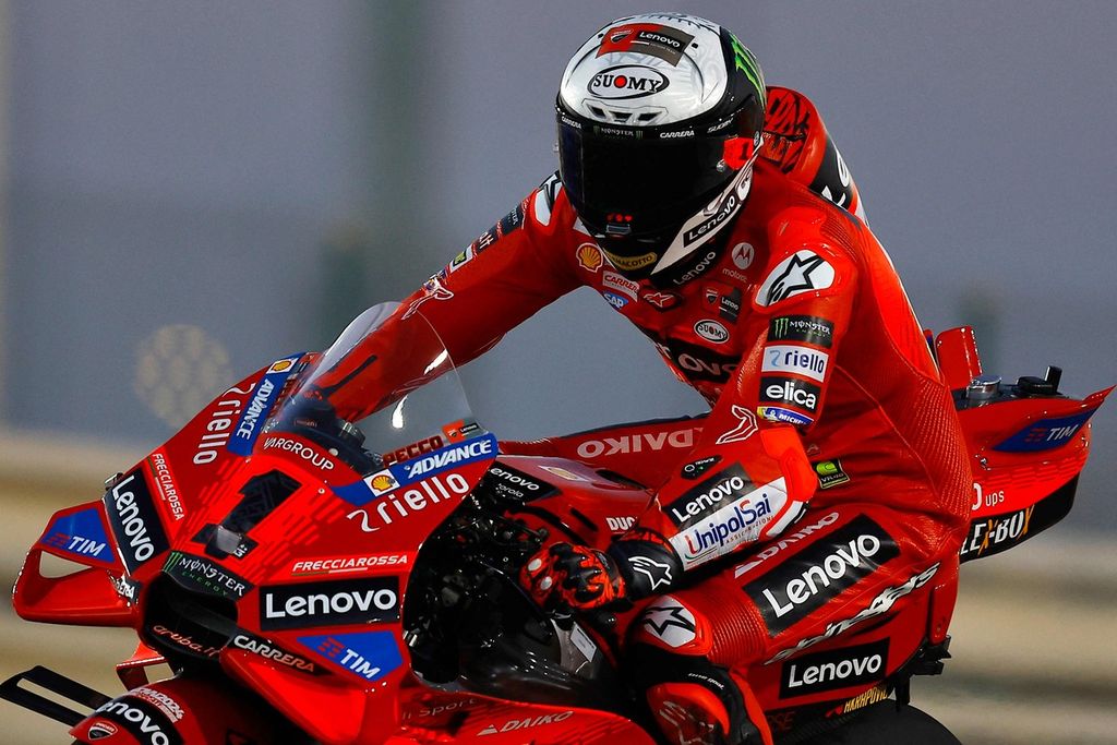 Pebalap Ducati, Francesco Bagnaia, mengendari motornya saat tes pramusim MotoGP di Sirkuit Internasional Lusail, Qatar, 19 Februari 2024. Bagnaia akan memulai perjuangan mempertahankan gelar pada balapan perdana yang akan dimulai di Lusail, Sabtu (9/3/2024).