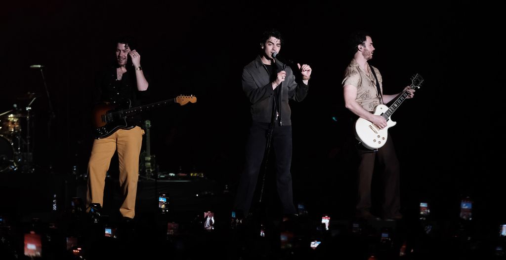 Band pop rock asal Amerika Serikat, Jonas Brothers, mengadakan konser bertajuk ”The Tour” yang berlangsung di ICE BSD, Tangerang Selatan, Sabtu (24/2/2024). Konser ini merupakan bagian dari tur dunia Jonas Brothers yang dilakukan sejak Agustus 2023. Mereka mengadakan 62 konser pada tahun 2023 dan akan menggelar 42 konser pada tahun 2024. Adapun ini konser pertama Jonas Brothers di Indonesia.
