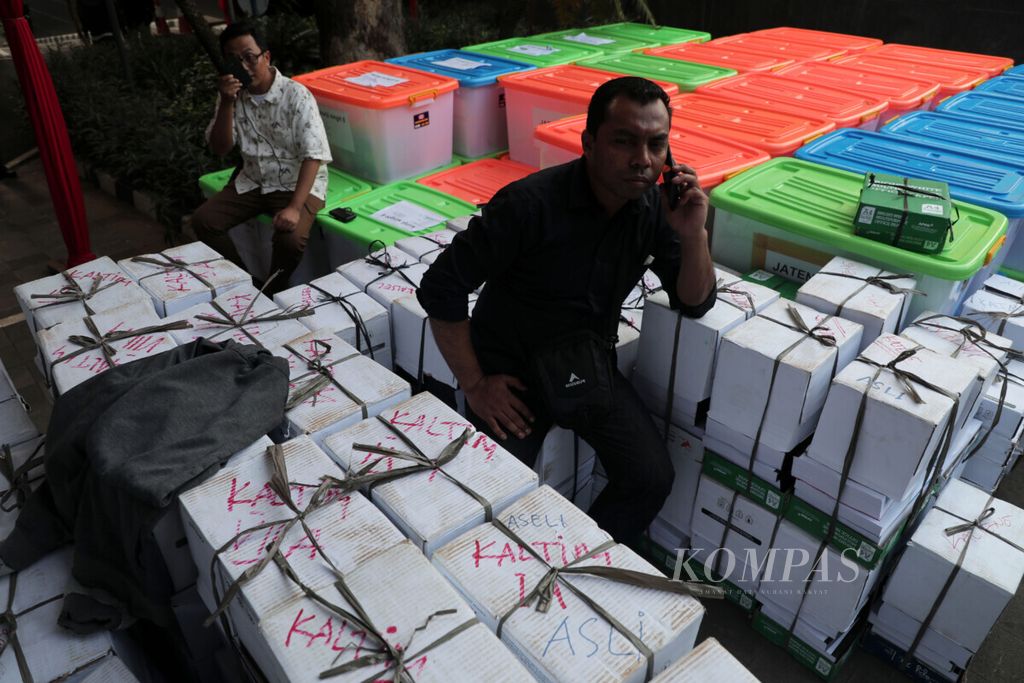 Alat bukti yang dibawa tim hukum Prabowo Subianto-Sandiaga Uno dalam sengketa perselisihan hasil pemilu pilpres untuk diserahkan ke Mahkamah Konstitusi, di Jakarta, Senin (17/6/2019).