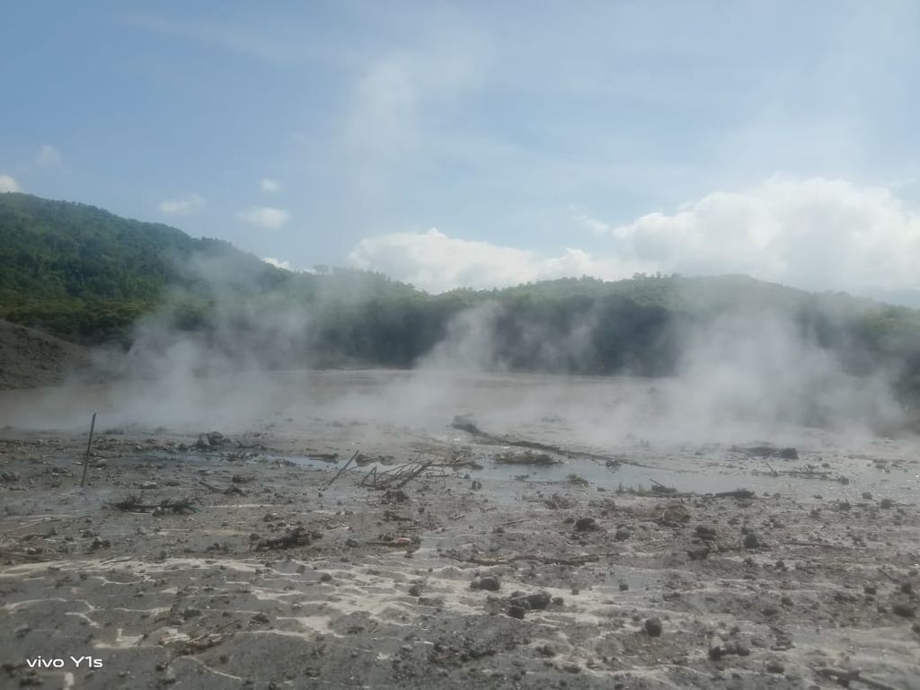 The Keramikan Crater located within the Bukit Barisan Selatan National Park in Pekon Sukamarga, Suoh District, West Lampung Regency, Lampung, erupted along with sand and thick smoke on Friday (May 24, 2025).