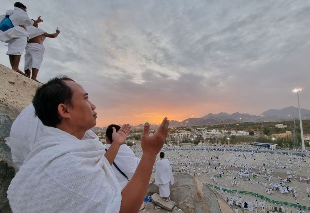 Wartawan Kompas, Ilham Khoiri, berdoa di Jabal Ragmah, dekat Arafah, Arab Saudi, Jumat (8/7/2022).