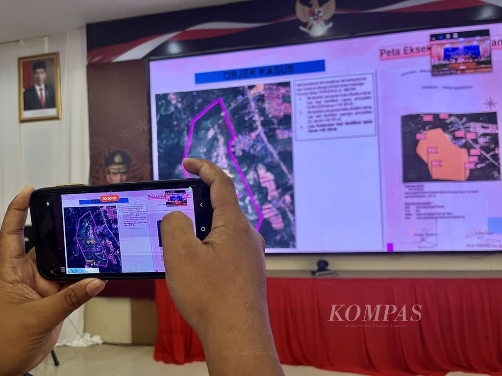 Praktik mafia tanah di Kendari, Sulawesi Tenggara, menimbulkan kerugian hingga Rp 300 miliar, seperti yang dipaparkan pada Jumat (26/4/2024). Kementerian ATR/BPN memfokuskan pemberantasan 82 kasus praktik mafia tanah pada 2024, dengan dampak kerugian hingga Rp 1,7 triliun.