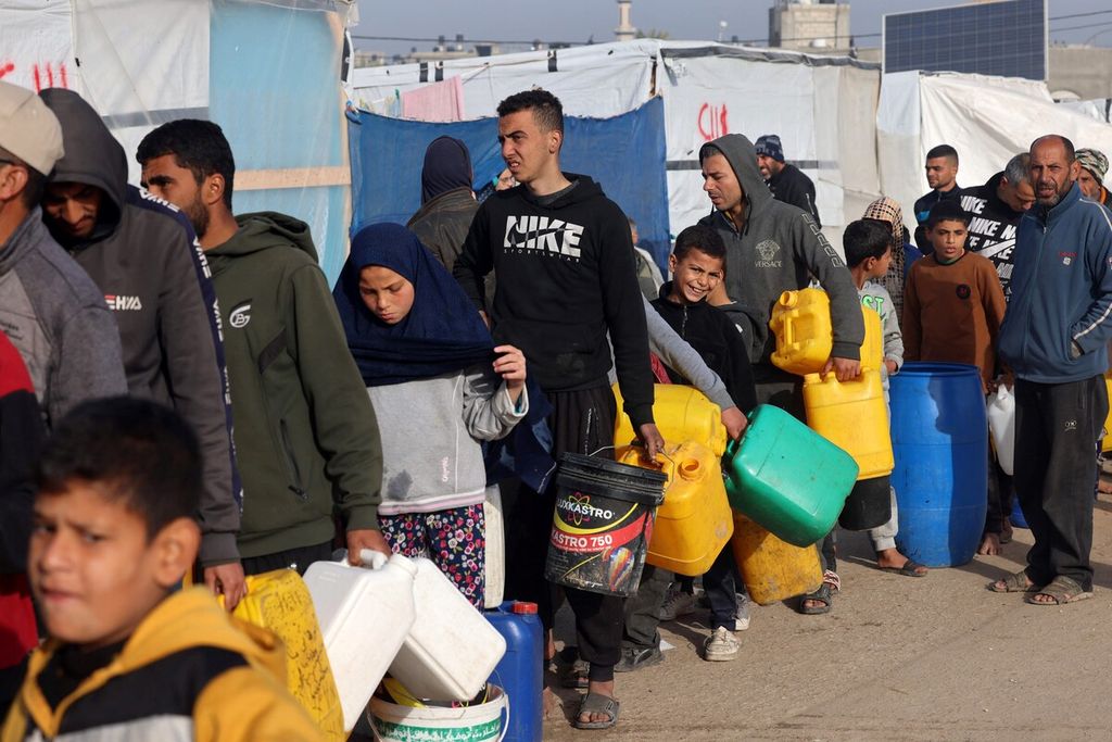 Warga Palestina mengantre untuk mendapatkan air dalam pembagian yang diselenggarakan oleh organisasi Dokter Lintas Batas di kamp pengungsi di Rafah, dekat perbatasan dengan Mesir di Jalur Gaza selatan, 21 Januari 2024. 