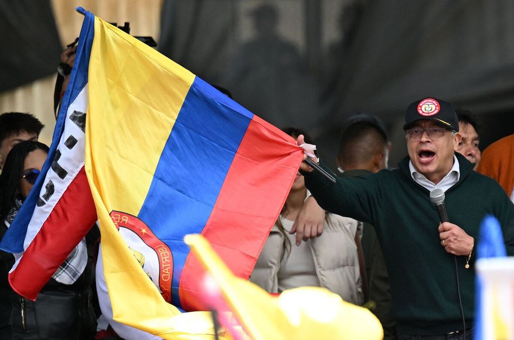 Presiden Kolombia Gustavo Petro melambaikan bendera nasional dalam peringatan Hari Buruh Internasional, Rabu (1/5/2024), di Bogota, Kolombia.