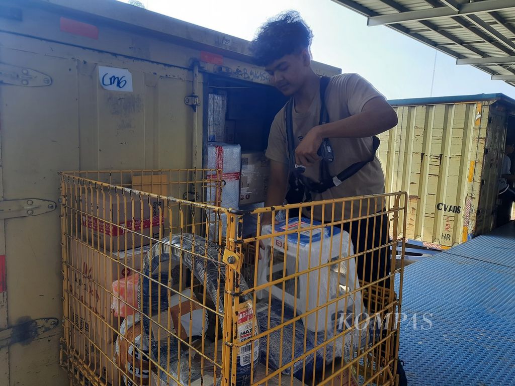 Seorang petugas memindai barang-barang pesanan konsumen yang siap dikirim menuju hub alamat terdekat konsumen di gudang logistik Lazada di Cimanggis, Depok, Jawa Barat, Selasa (12/9/2023). 