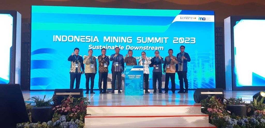 Menteri Energi dan Sumber Daya Mineral Arifin Tasrif bersama dengan sejumlah pembicara berfoto bersama pada pembukaan Indonesia Mining Summit 2023 di Kabupaten Badung, Bali, Selasa (10/10/2023).