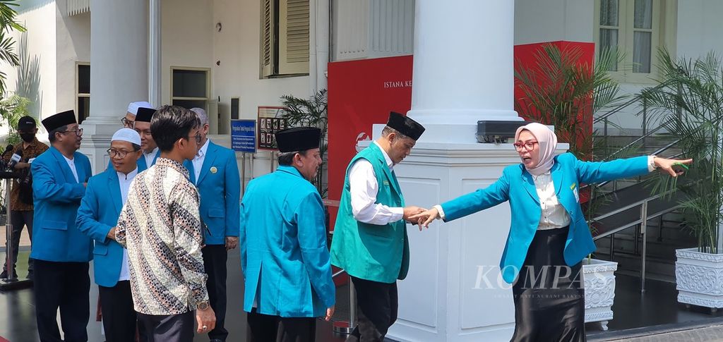 Pengurus Pusat Persaudaraan Muslimin Indonesia (Parmusi) bersiap untuk foto bersama di Kompleks Istana Kepresidenan, Jakarta, Senin (25/9/2023). 