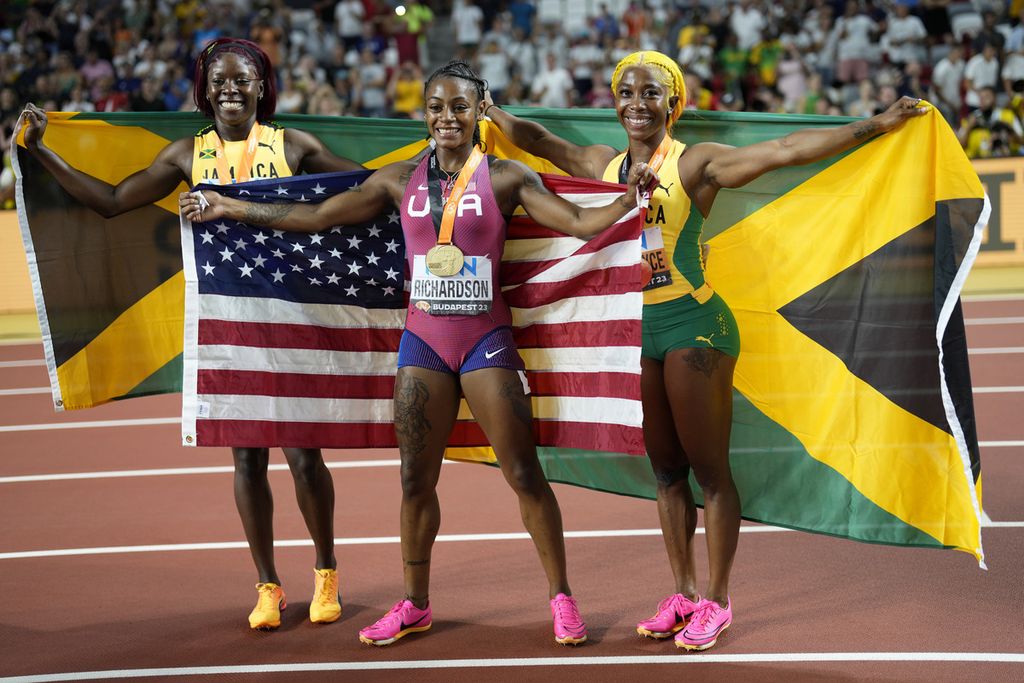 Dari kiri ke kanan, peraih medali perak dari Jamaika, Shericka Jackson; peraih emas dari Amerika Serikat, Sha'Carri Richardson; dan peraih perunggu dari Jamaika, Shelly-Ann Fraser-Pryce, berpose seusai menyelesaikan lomba lari 100 meter putri pada Kejuaraan Dunia Atletik 2023 di Budapest, Hongaria, Selasa (22/8/2024) dini hari waktu Indonesia.