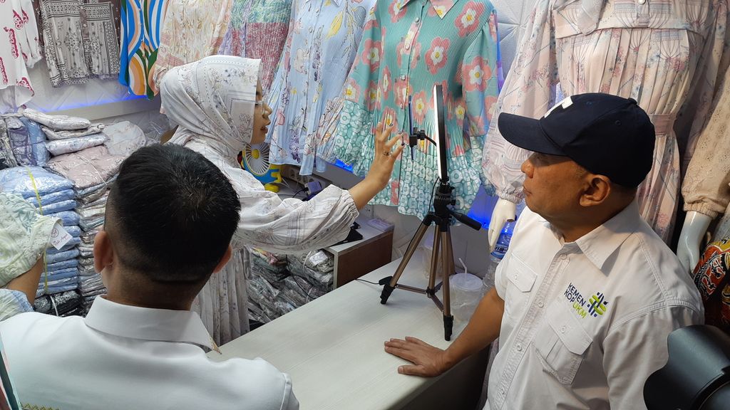 Menteri Koperasi dan Usaha Kecil Menengah Teten Masduki melakukan inspeksi dadakan di Pasar Blok A Tanah Abang, Jakarta Pusat, Selasa (19/9/2023). Ia menghampiri toko pakaian yang pedagangnya ikut berjualan secara daring di platform e-dagang.