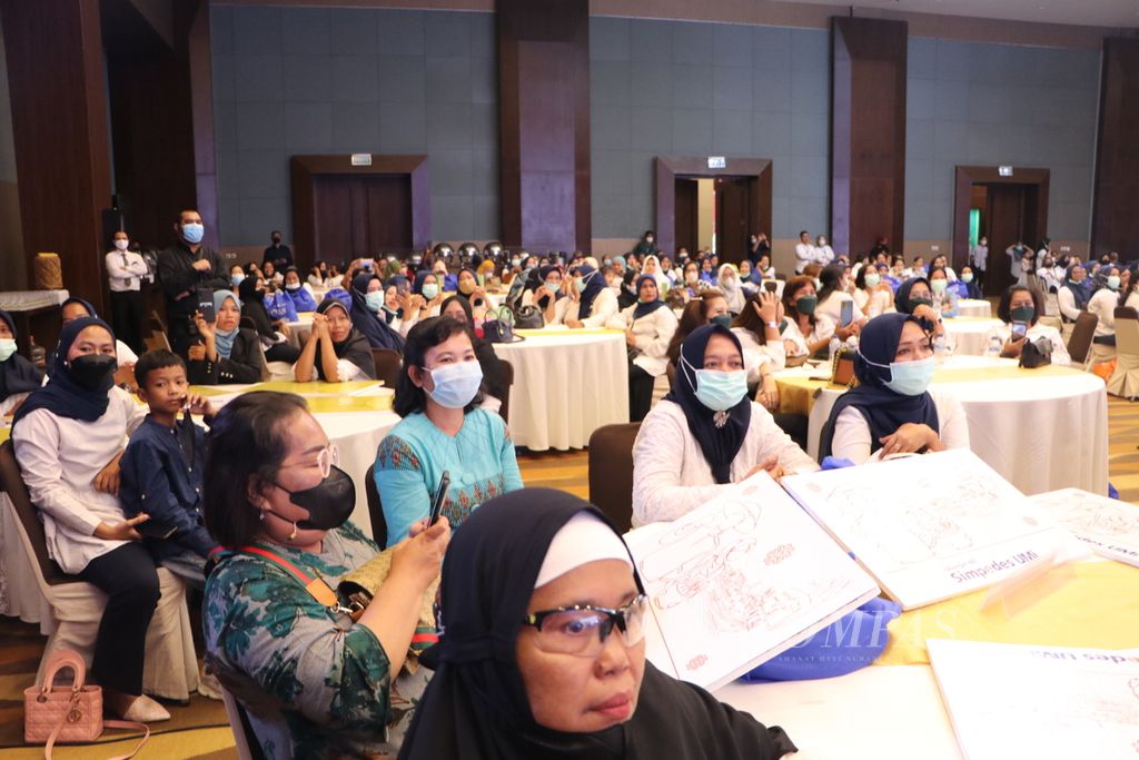 Para pelaku usaha ultramikro mengikuti pelatihan literasi keuangan dalam program Pengembangan Kapasitas Usaha, Selasa (19/4/2022), di Medan, Sumatera Utara.