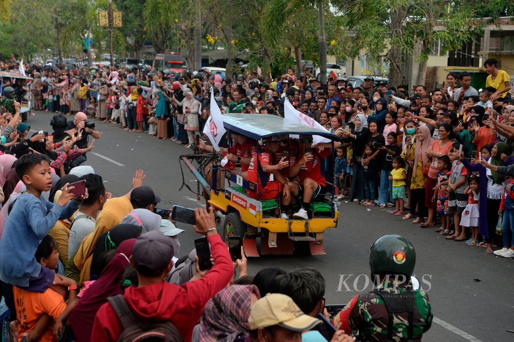 Kemeriahan warga saat menyambut kirab rombongan tim Motorcross Grand Prix (MXGP) yang akan berkunjung ke Istana Dalam Loka dari Kantor Bupati Sumbawa, Kabupaten Sumbawa, Provinsi Nusa Tenggara Barat (24/6/2022). 