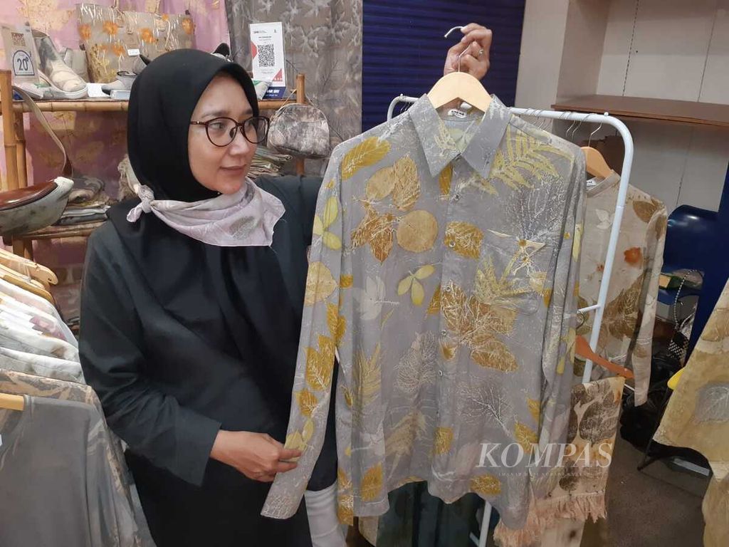 Tika Kartikasari menunjukkan busananya saat Ecoprint Fashion Week 2022 di Jakarta, Kamis (7/4/2022).