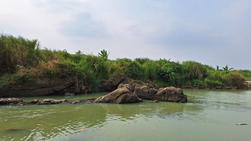 Lanskap aliran Sungai Cipunagara di Kabupaten Subang, Jawa Barat, Selasa (21/5/2024). Ada tanda Sesar Baribis di sungai ini.