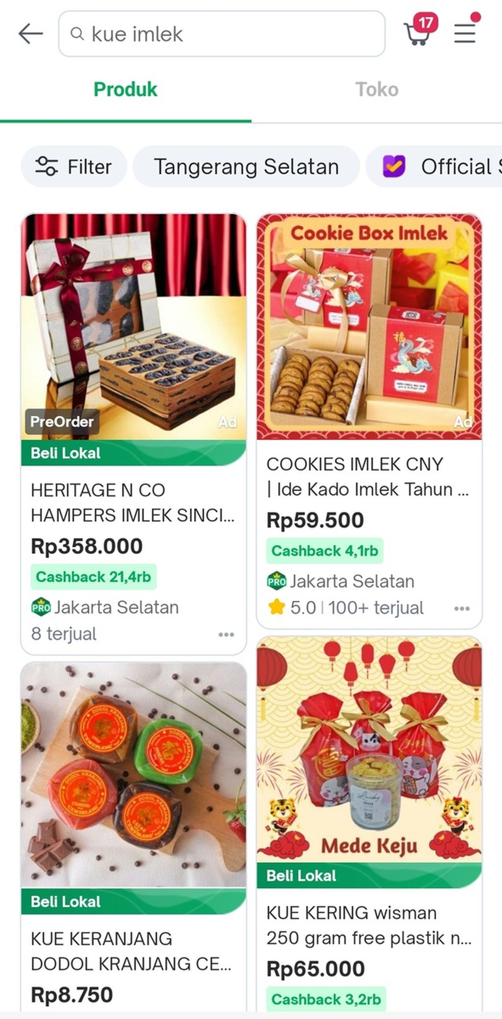 Tangkapan layar dari ponsel mengenai berbagai kue imlek yang dijual di lokapasar toko daring.