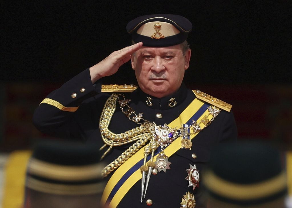 Raja ke-17 Malaysia Sultan Ibrahim Iskandar dari Johor memberikan penghormatan di Istana Negara di Kuala Lumpur, Malaysia, Rabu (31/1/2024). Ia diangkat sumpah hari ini sebagai raja baru Malaysia, 