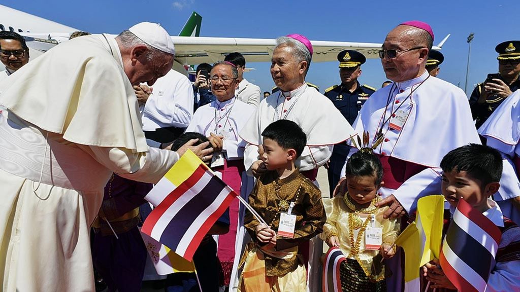 Paus Fransiskus tiba di Bandar Udara Internasional Don Mueang, Bangkok, Thailand, Rabu (20/11/2019). Thailand merupakan negara pertama yang dikunjungi Paus dalam tur ke Asia. Setelah itu, Paus dijadwalkan melanjutkan kunjungan ke Jepang.