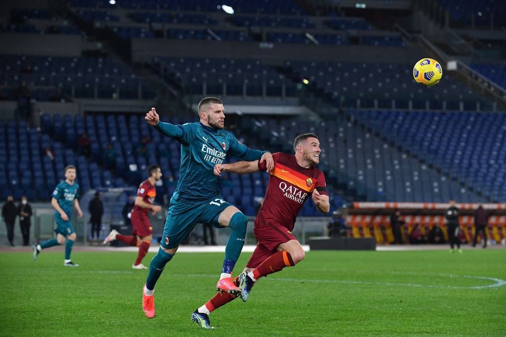 Penyerang AC Milan Ante Rebic (kiri) dan gelandang Roma Jordan Veretout (kanan) mengejar bola selama pertandingan sepak bola Serie A Italia AS Roma vs AC Milan di stadion Olimpico di Roma, Itali, Senin (1/3/2021) dini hari. 