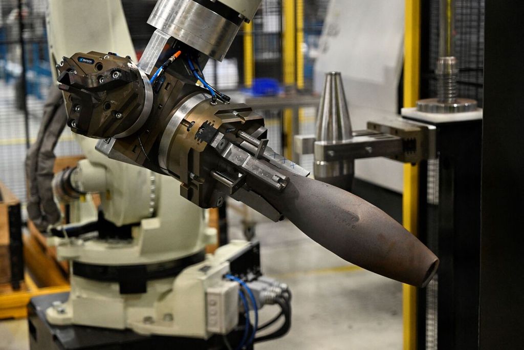 Robot merakit selongsong 120 mm di Pabrik Mecar, produsen senjata di Belgia, 24 Oktober 2023. 