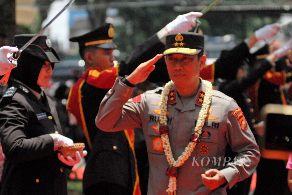 Inspektur Jenderal Rusdi Hartono dalam upacara pisah sambut di Markas Kepolisian Daerah Jambi. Rusdi menjadi Kapolda Jambi yang baru menggantikan Irjen Albertus Rachmad Wibowo yang kini menjabat Kapolda Sumatera Selatan.