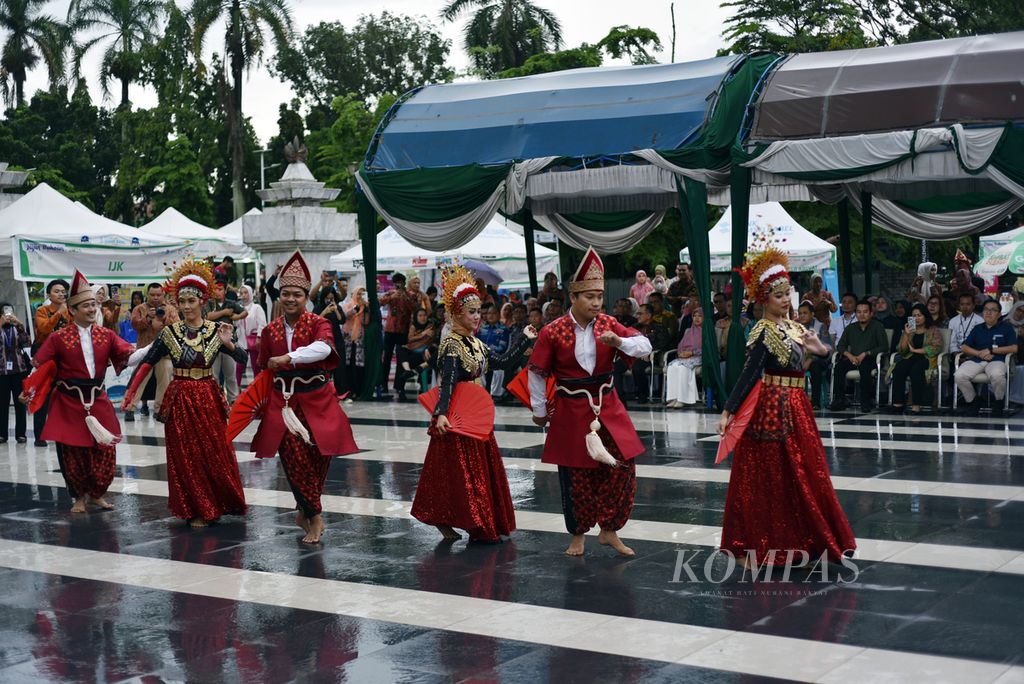 Pertunjukan tari kipas dalam Peluncuran Kalender Wisata Sumatera Selatan 2024 di Monpera, Palembang, Sumsel, Kamis (21/3/2024). 