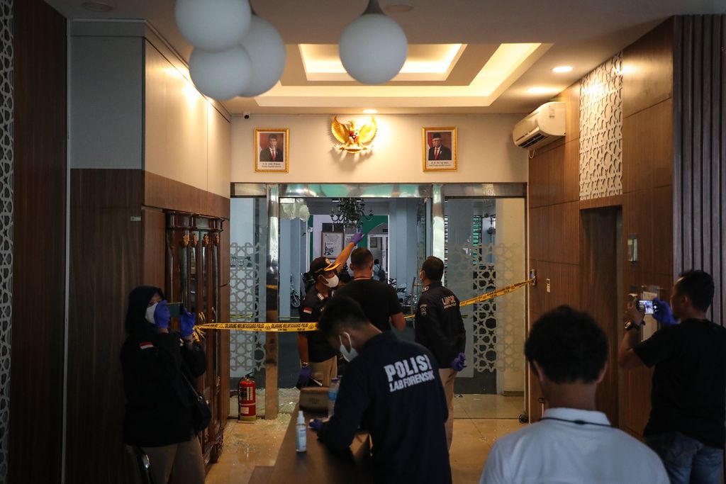 Tim Puslabfor Bareskrim Polri melakukan olah tempat kejadian perkara penembakan di kantor Majelis Ulama Indonesia, Jakarta, Selasa (2/5/2023).  