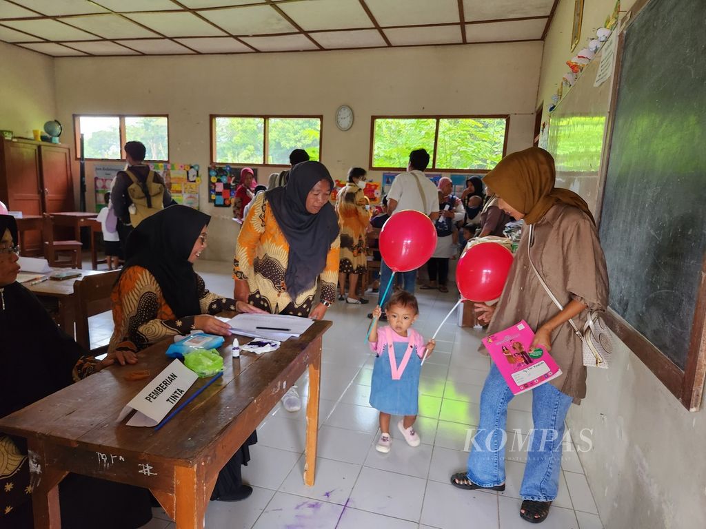 Seorang anak membawa balon setelah mendapatkan imunisasi polio dalam gelaran Sub-Pekan Imunisasi Nasional Polio, di Desa Tanjungsari, Kecamatan Manisrenggo, Kabupaten Klaten, Jawa Tengah, Senin (15/1/2024).