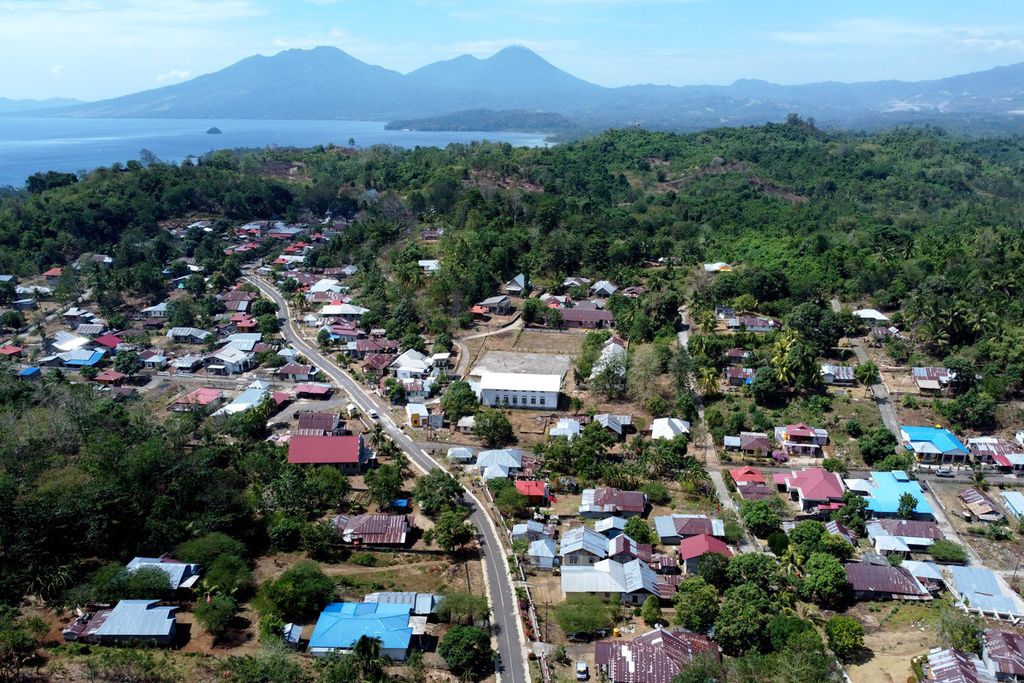 Foto udara kondisi jalan di Desa Marinsow, KEK Pariwisata Likupang, Minahasa Utara, Sulawesi Utara, Kamis (14/9/2023). Pemerintah melalui Kementerian PUPR menggelontorkan anggaran Rp163,7 miliar untuk membuat, memperbaiki, serta merevitalisasi jembatan dan ruas jalan sepanjang 49.63 km yang menghubungkan sejumlah desa dan obyek wisata di KEK Likupang untuk mendukung pengembangan Destinasi Superprioritas (DSP) Pariwisata. 