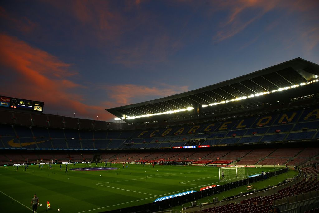 Arsip foto tanggal 5 April 2021 tentang situasi Stadion Camp Nou, markas tim Liga Spanyol, Barcelona, saat matahari tenggelam. 